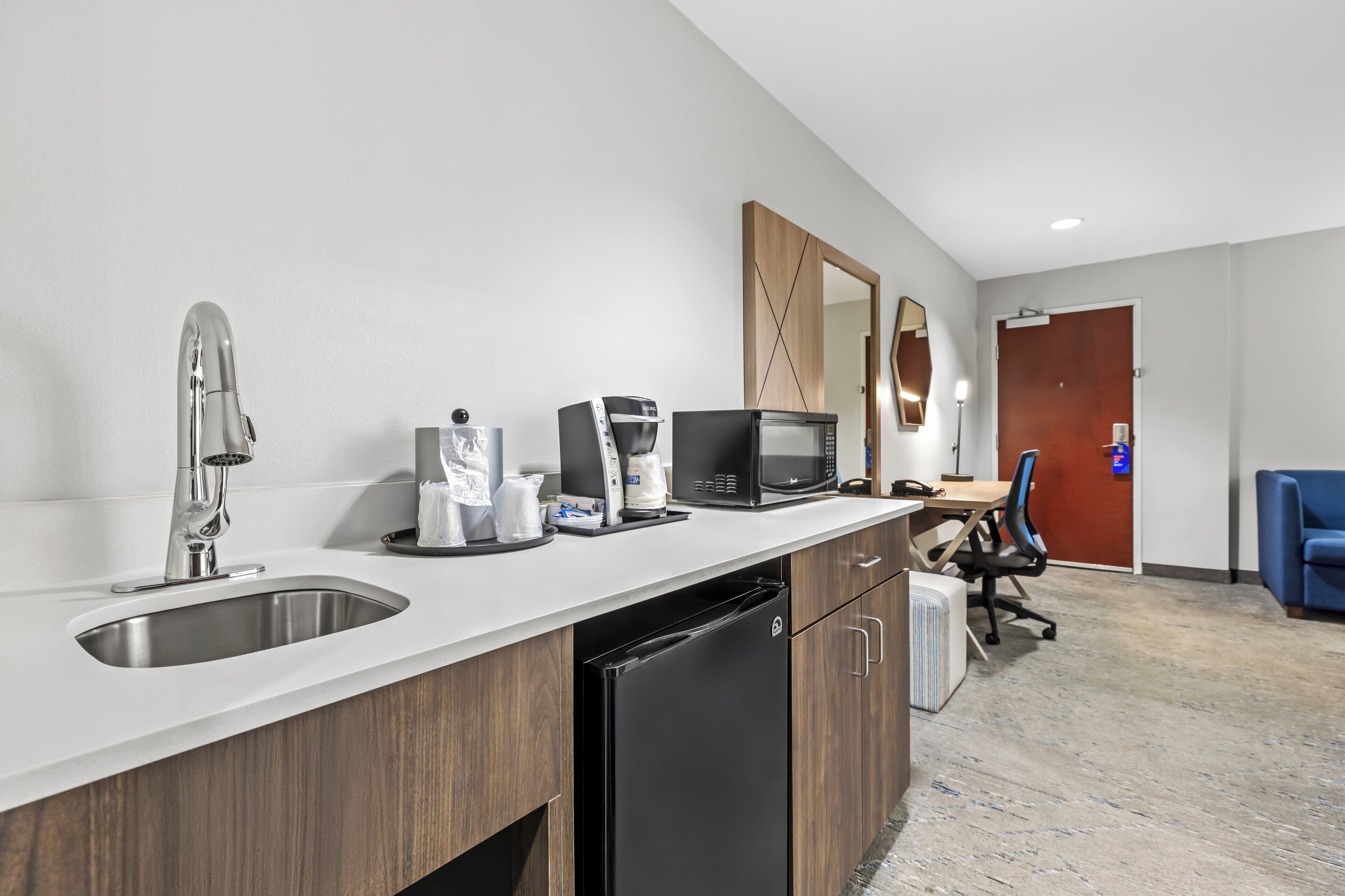 Suíte, 1 cama King | Escrivaninha, cortinas blackout, ferros/tábuas de passar roupa