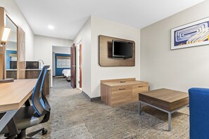 Suite, 2 Tempat Tidur Queen | Meja kerja, tirai kedap cahaya, setrika/meja setrika, dan Wi-Fi gratis