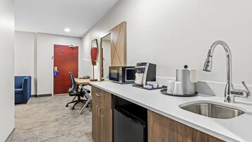 1 slaapkamer, een bureau, verduisterende gordijnen