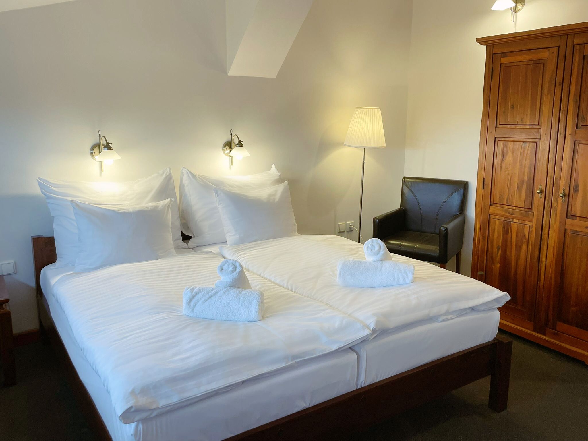 Økonomi-dobbeltrom | Allergitestet sengetøy, safe på rommet og skrivebord for bærbar PC