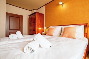 双人房 | 防过敏的被褥、客房内保险箱、笔记本电脑工作区、遮光窗帘