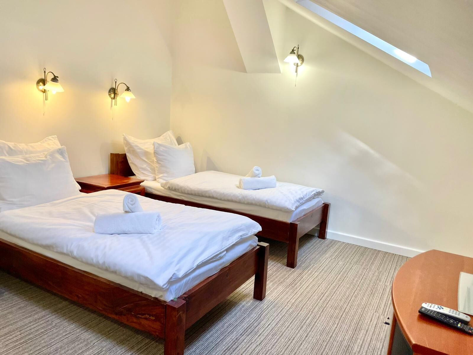 Økonomi-tomannsrom | Allergitestet sengetøy, safe på rommet og skrivebord for bærbar PC