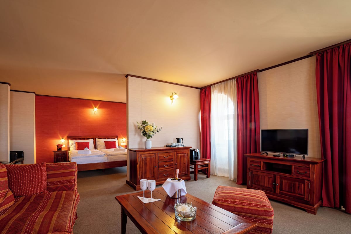 Exclusive Studio Suite | Hypo-allergenic bedding available, in-room safe, laptop workspace