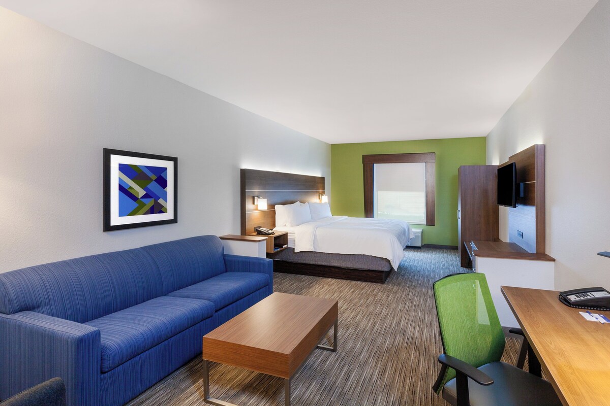 Suite, 1 King Bed (Additional Living Area) | In-room safe, desk, blackout drapes, iron/ironing board
