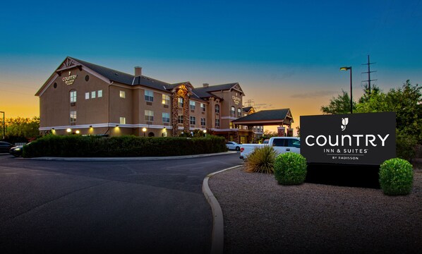 A Country Inn & Suites hotel with a well-lit entrance, a parking lot, and a signboard. - Country Inn & Suites by Radisson, Tucson City Center, AZ (Tucson)