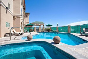 Piscina all'aperto, lettini