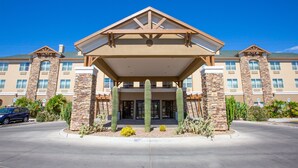 A hotel with a central entrance, stone pillars, and a flat roof. - Country Inn & Suites by Radisson, Tucson City Center, AZ (Tucson)