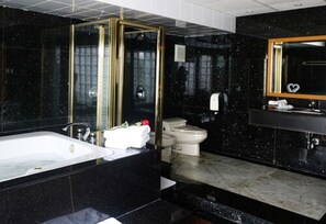 Presidential-Suite | Badezimmer | Duschwanne, Regendusche, kostenlose Toilettenartikel, Haartrockner