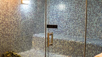 Salas de tratamiento para parejas, sauna y tina de hidromasaje