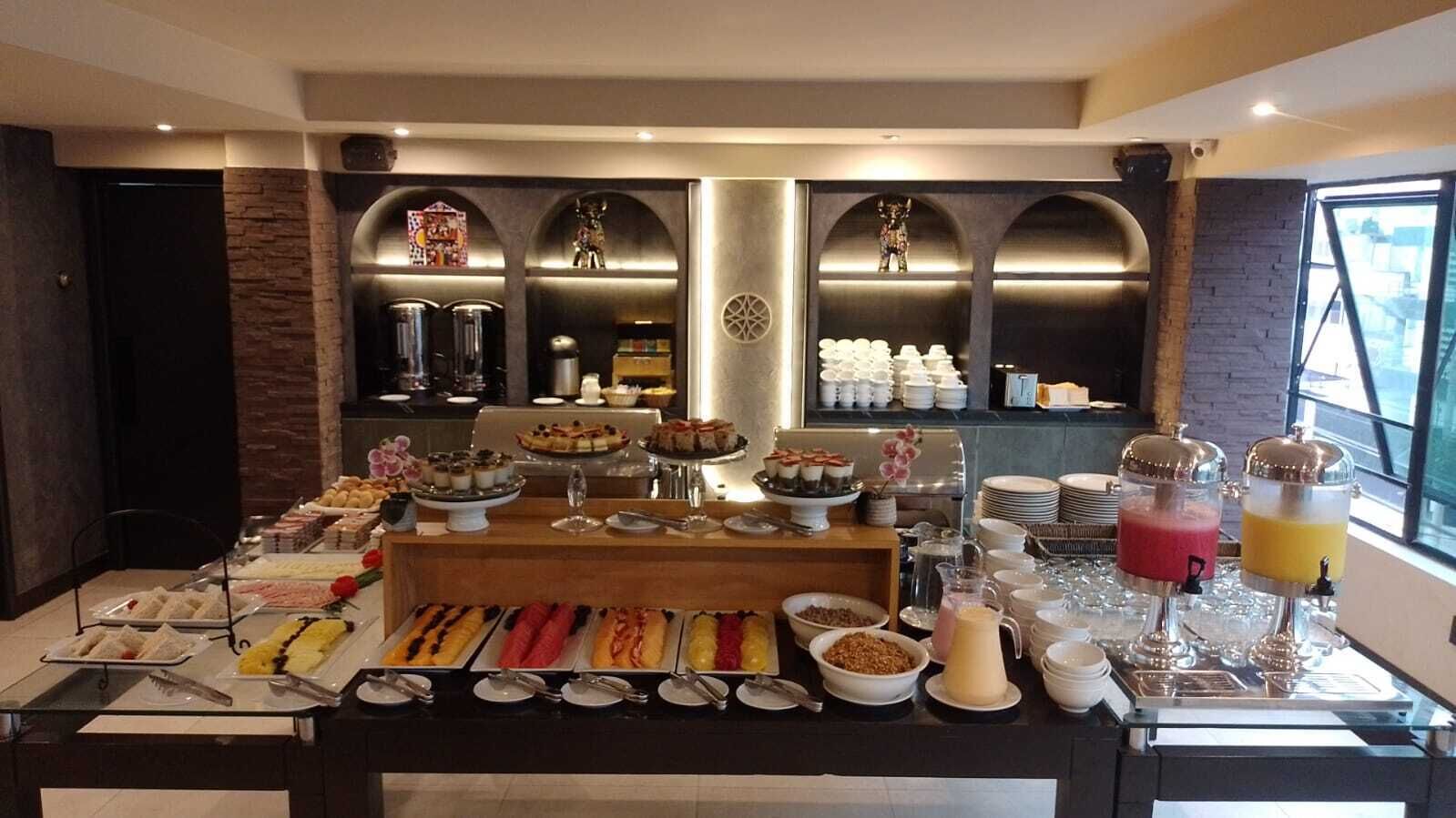 Petit déjeuner, déjeuner, dîner et brunch servis sur place