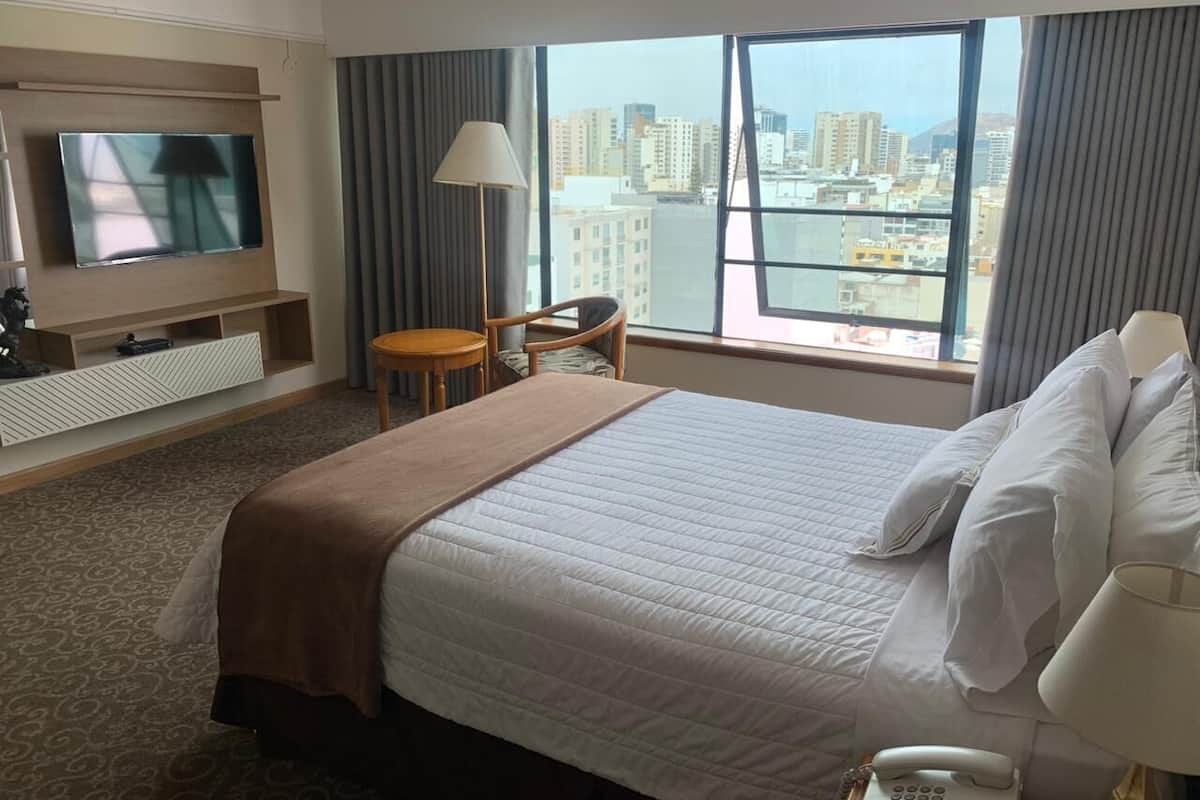 Down comforters, minibar, in-room safe, desk
