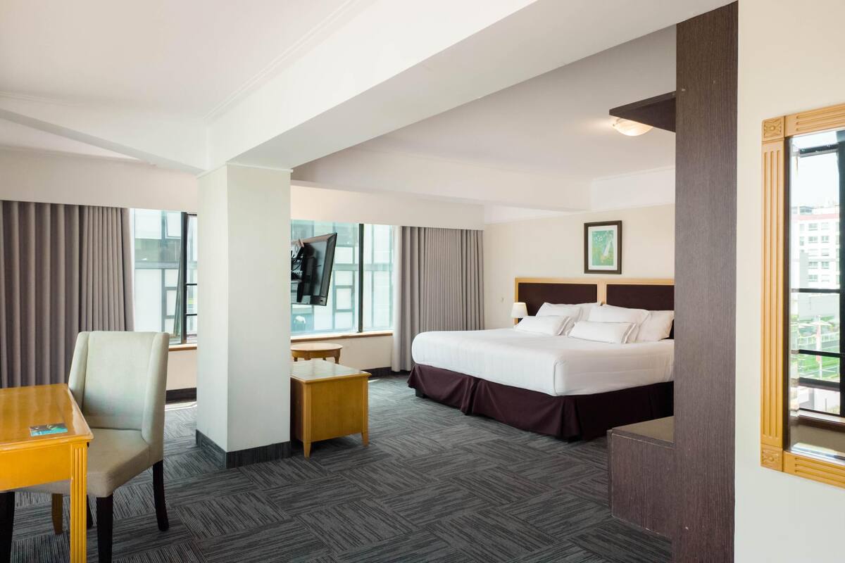 1 bedroom, down duvets, minibar, in-room safe