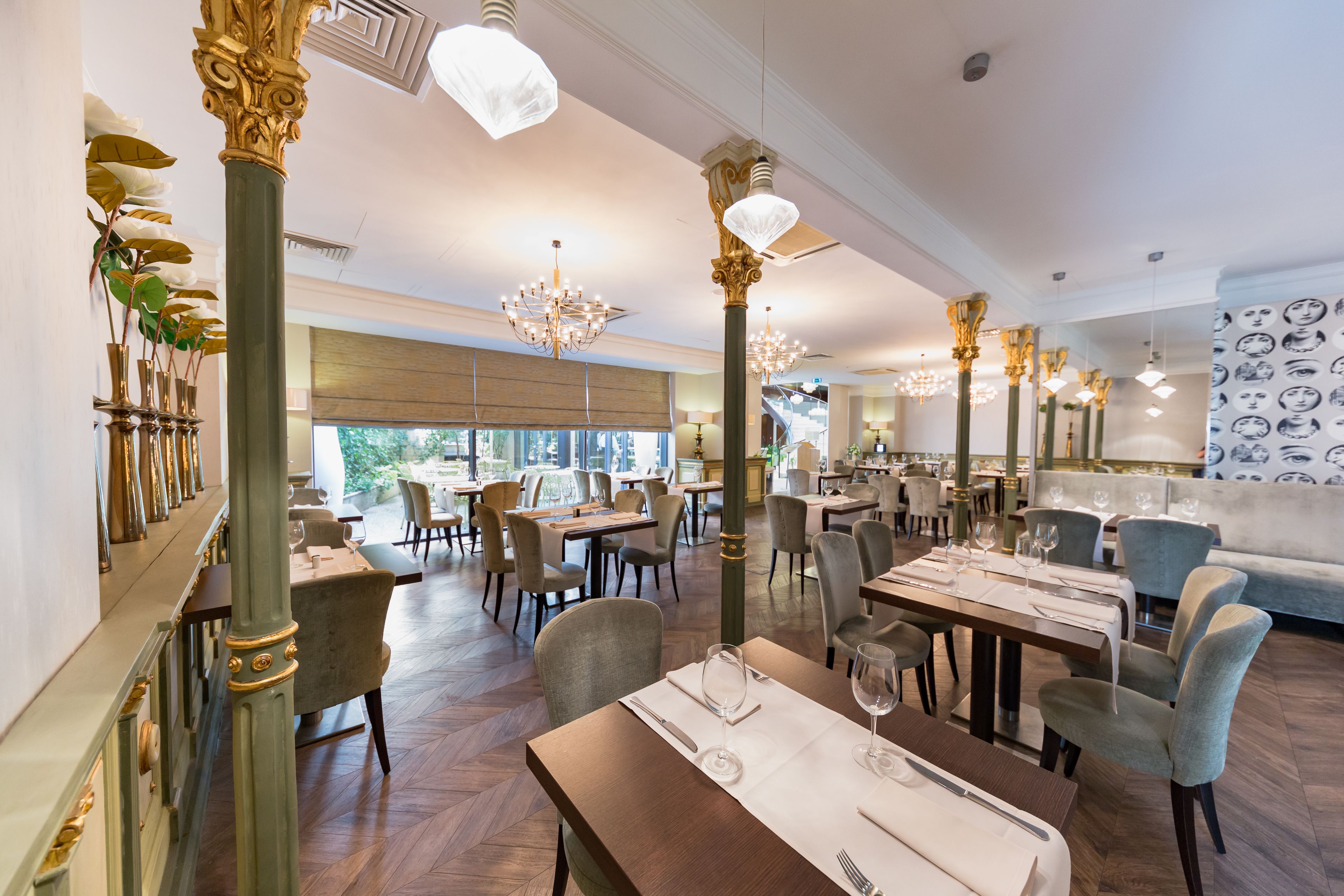 2 restaurants, breakfast served