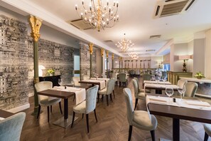 2 restaurants; breakfast, lunch, and dinner served - Capital Plaza Hotel (Bucharest)