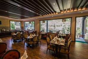 Breakfast, lunch and dinner served - The Highland Park (Manali)