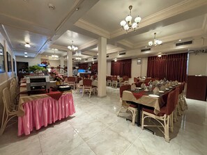 Sarapan, makan tengah hari dan makan malam dihidangkan 