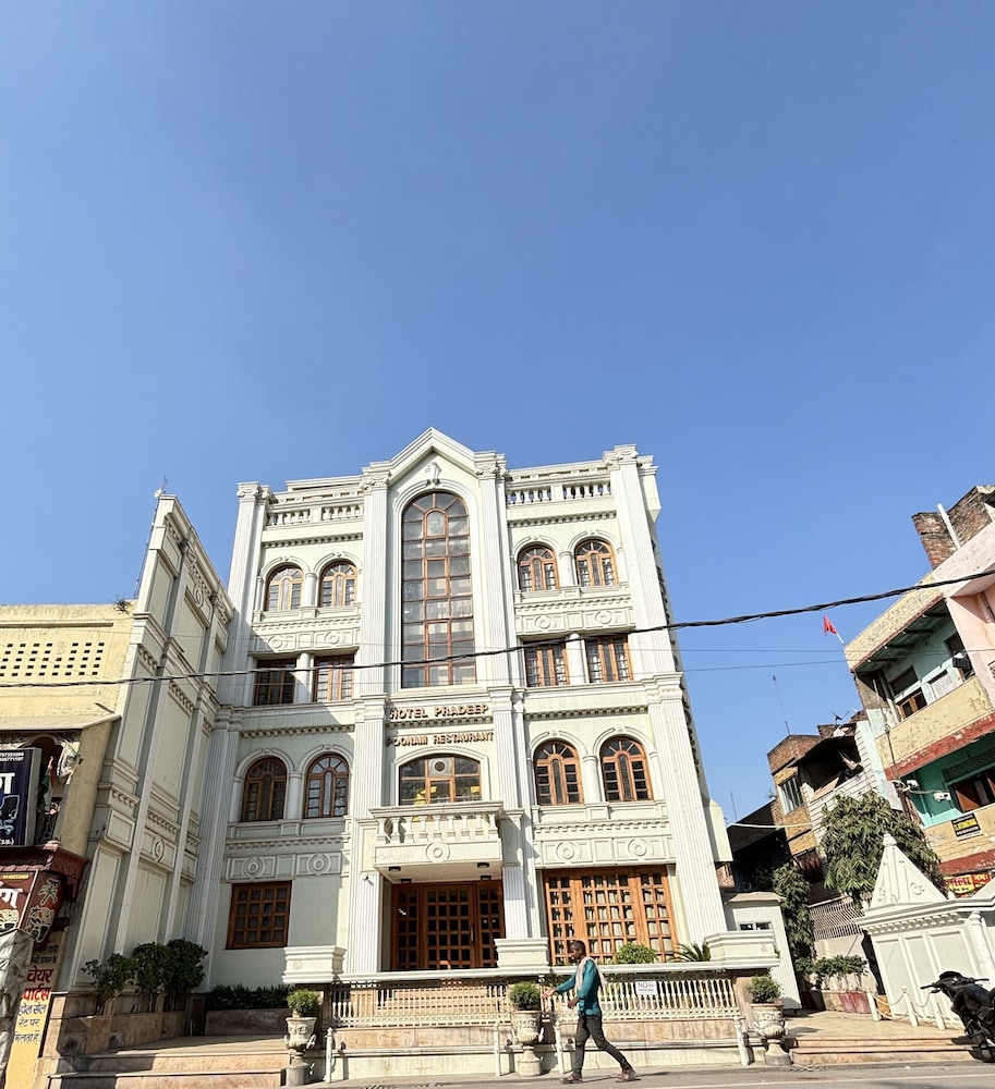 Hotel Pradeep by null