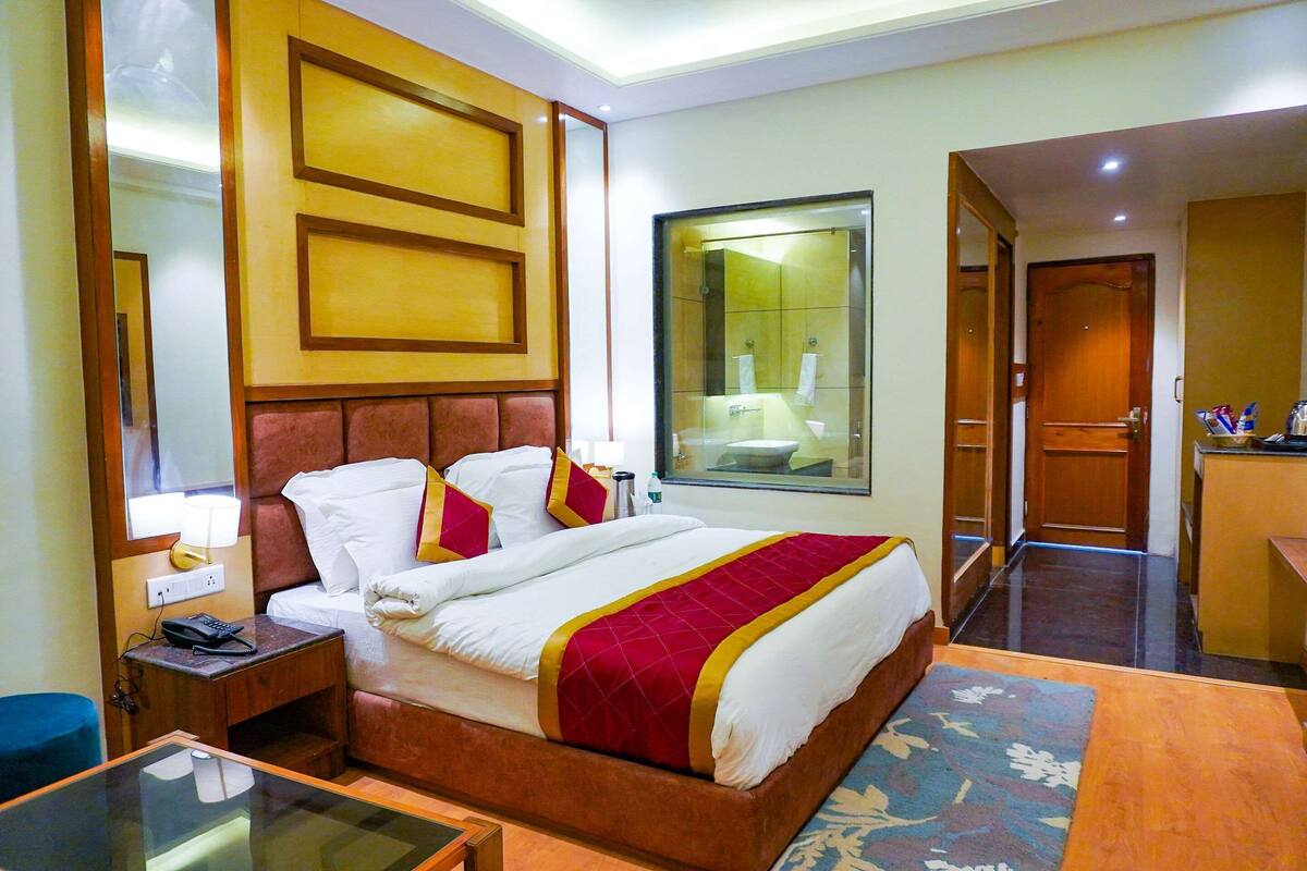 Desk, rollaway beds, free WiFi
