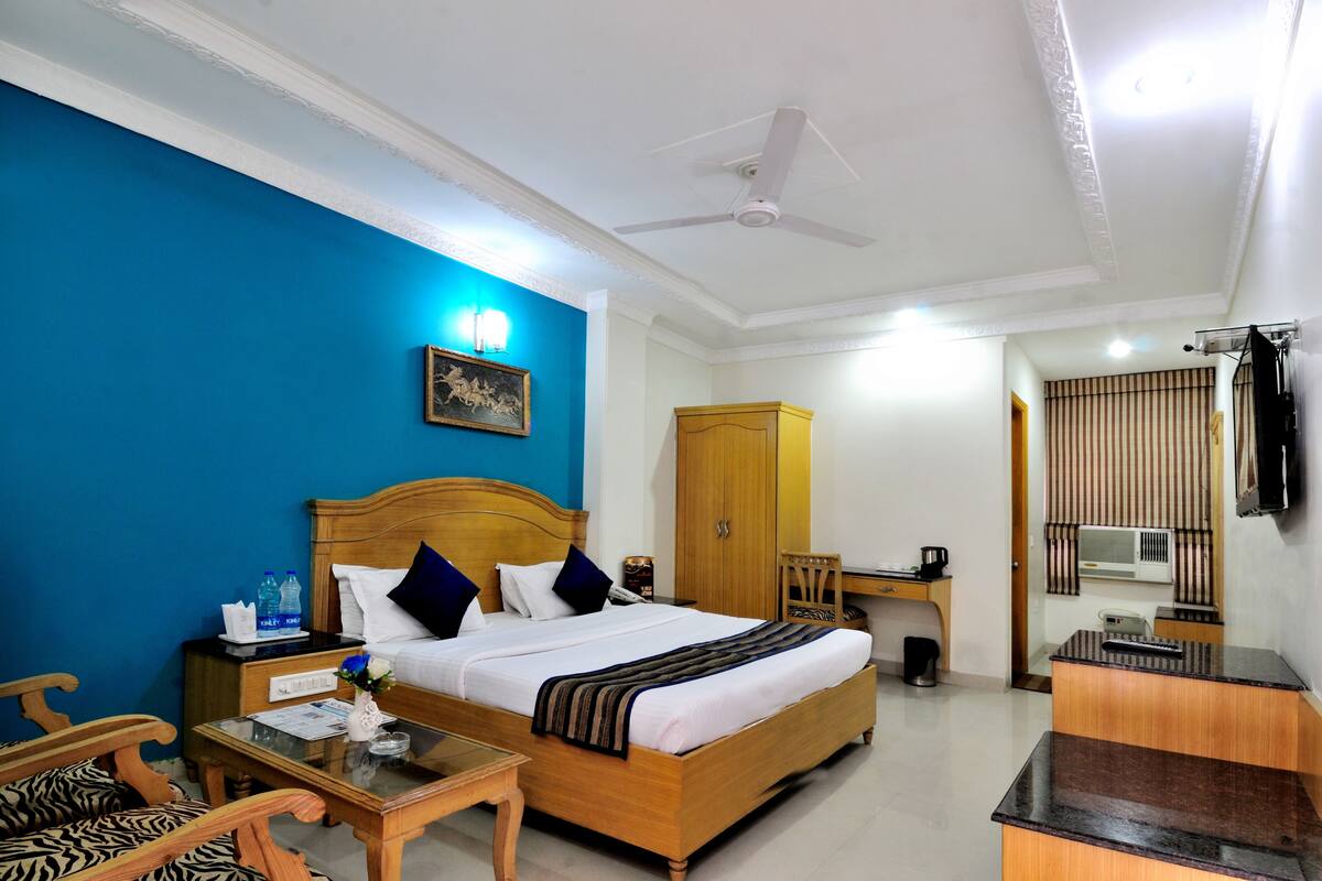 Deluxe Room | Minibar, in-room safe, desk, free WiFi