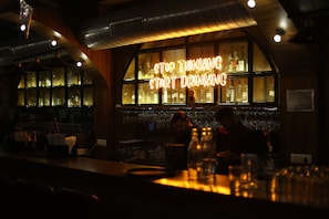 2 bars/lounges
