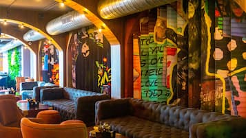 2 bars/lounges