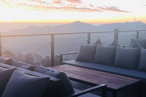 2 bars/lounges - Hotel Willow Banks, Mall Road Shimla (Shimla)