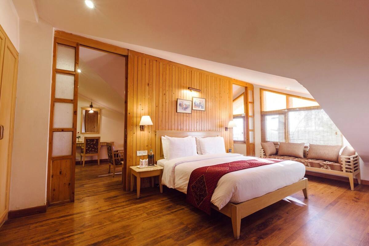 Roupas de cama premium, frigobar, cofres nos quartos