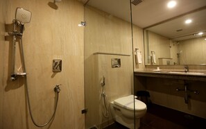 Club Room | Bathroom | Shower, towels