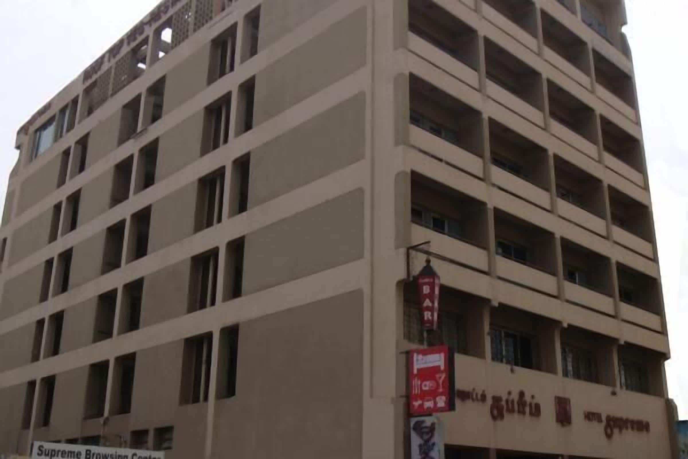 Un edificio de varios pisos con un letrero que dice "Supreme Browsing Center" y un letrero que indica "BAR".