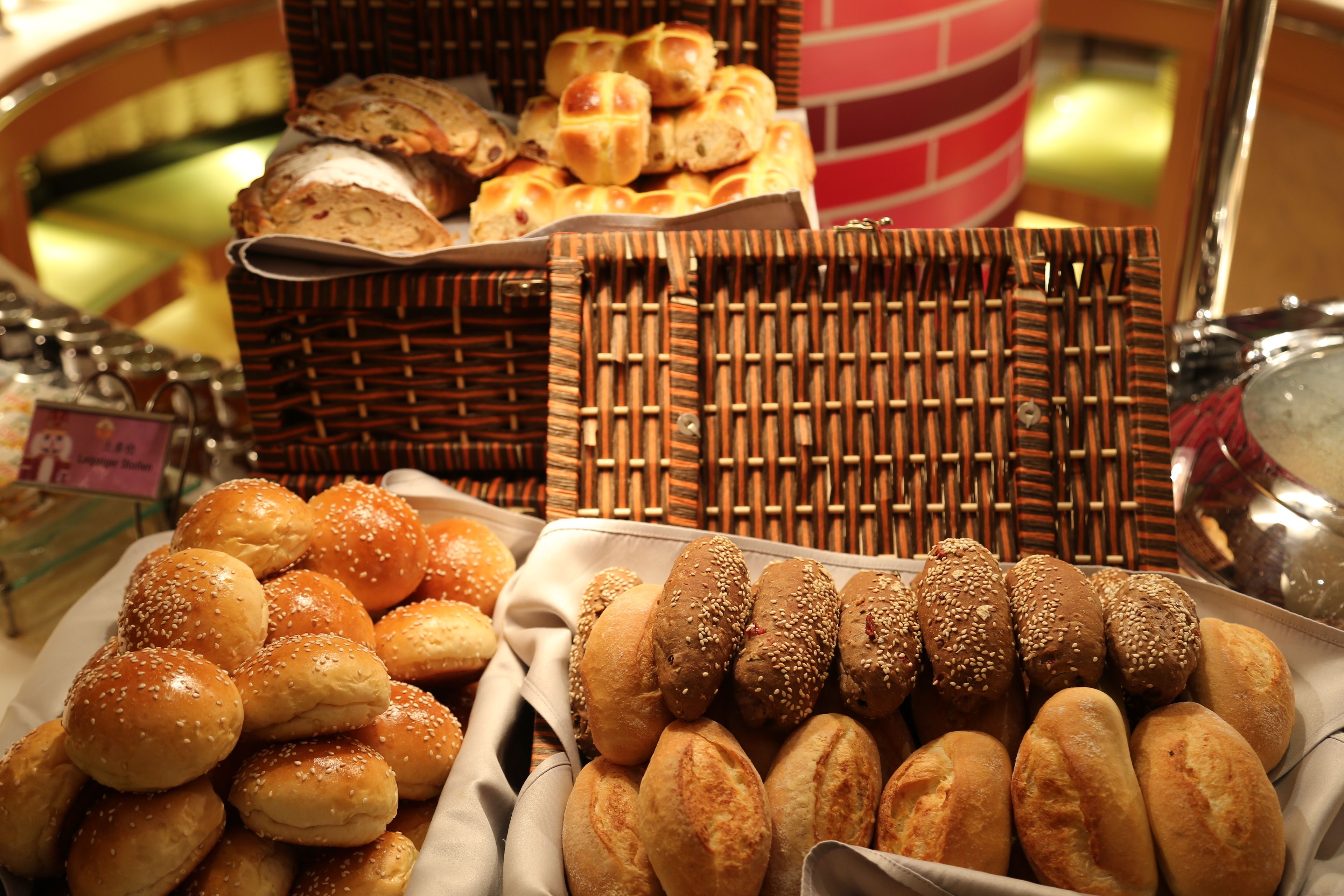 Diverse gebakjes gepresenteerd in manden en schalen.