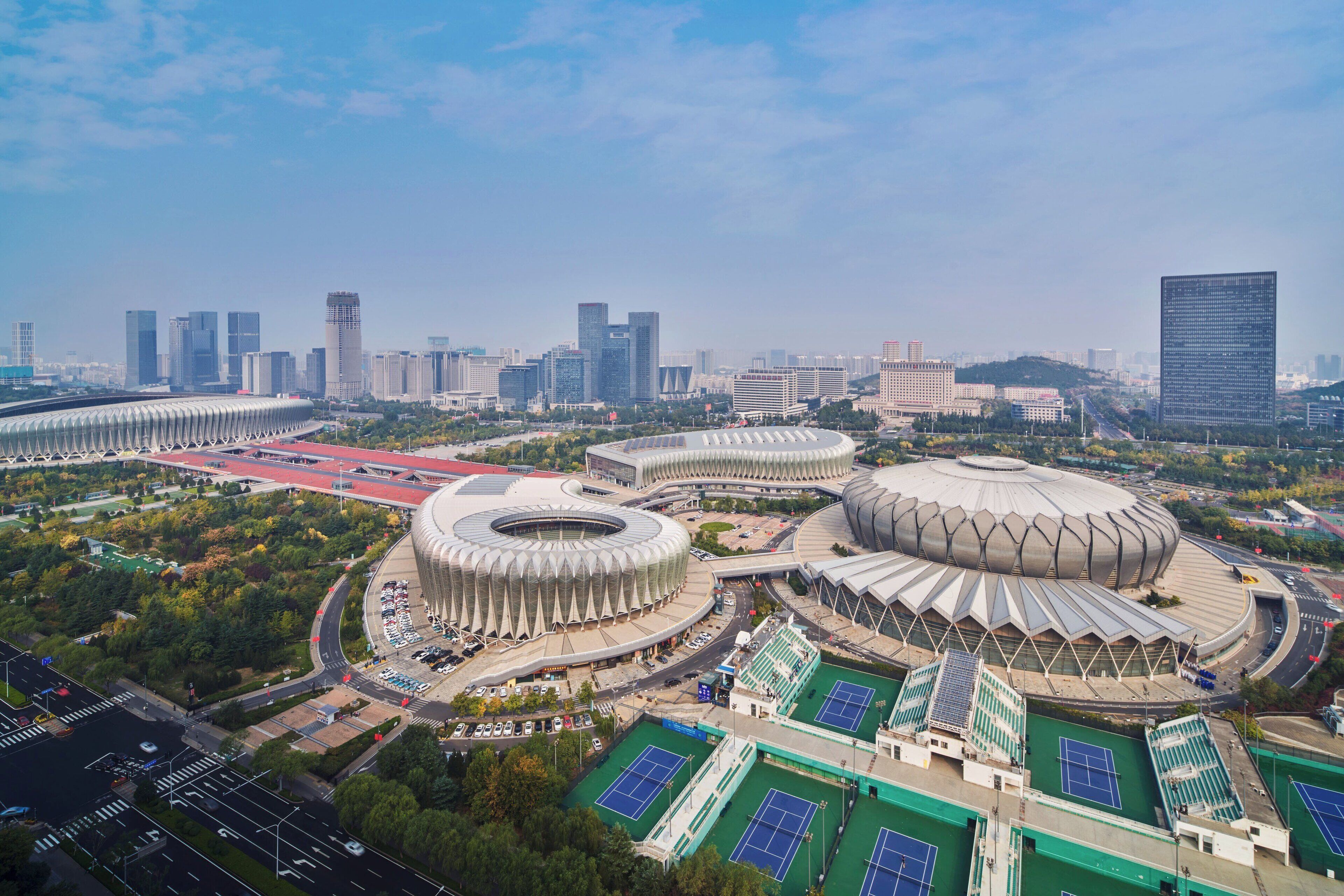 Un gran complejo de estadios con varias canchas deportivas y edificios circundantes.