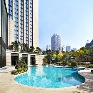 Una piscina techada, una piscina al aire libre de temporada