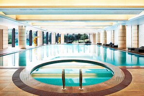 Indoor pool, seasonal outdoor pool - Sheraton Jinan Hotel (Jinan)