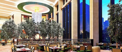 4 restaurants, serveren ontbijt