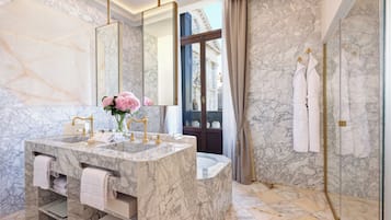 Signature Suite Mozart Gran Canal view | Badezimmer | Designer-Toilettenartikel, Haartrockner, BademÀntel, Bidet