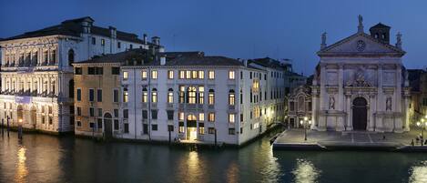 Fasade – kveld/natt