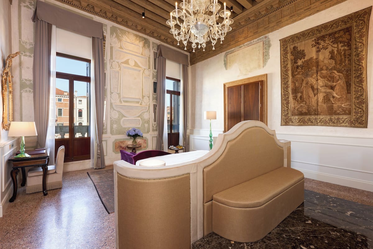Premium Junior Suite Gran Canal view | Ropa de cama de alta calidad y edredones de plumas