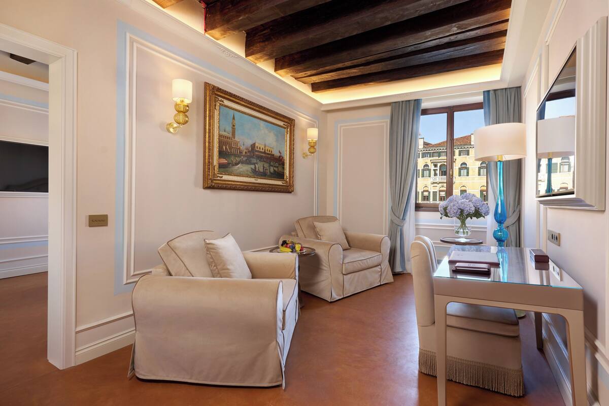 Suite Grand Canal View | Zona de estar | Televisión LCD de 30 pulgadas con canales por satélite
