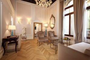 Signature Suite Foscarini Gran Canal view | Zona de estar | Televisión LCD de 30 pulgadas con canales por satélite