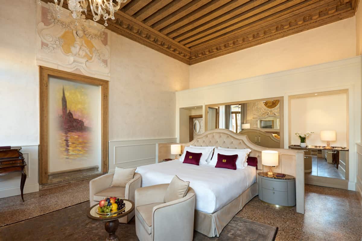 Signature Suite Foscarini Gran Canal view | Ropa de cama de alta calidad y edredones de plumas