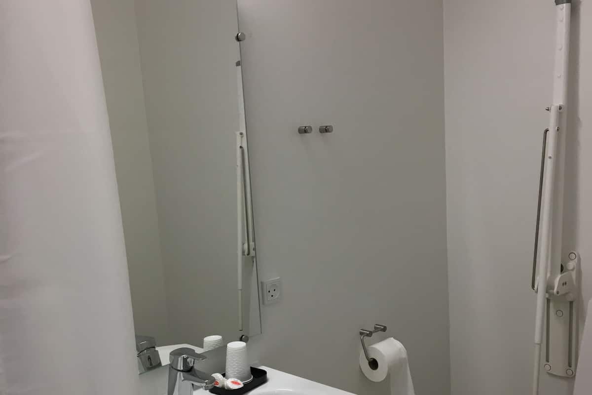 Dusche, kostenlose Toilettenartikel, Haartrockner, Hausschuhe