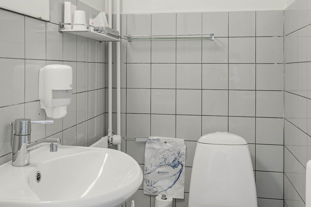 Familienzimmer | Badezimmer | Dusche, kostenlose Toilettenartikel, Haartrockner, Hausschuhe