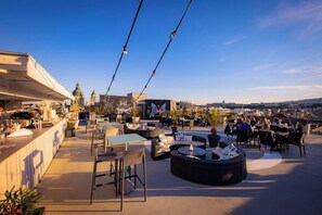 2 restaurants, serveren ontbijt, lunch, diner, internationale gerechten