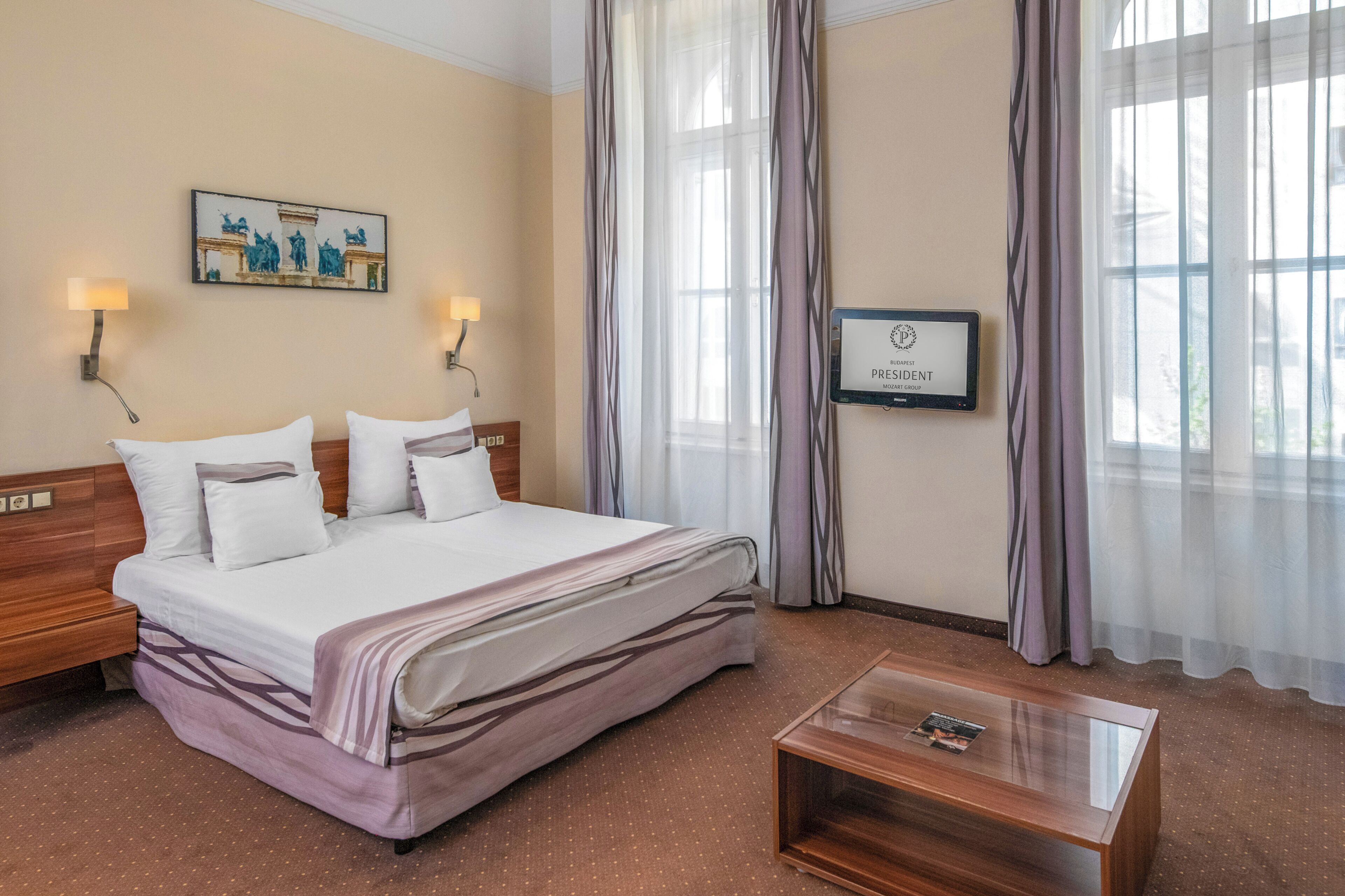 Allergiatestatut vuodevaatteet, tallelokero huoneessa, työpöytä