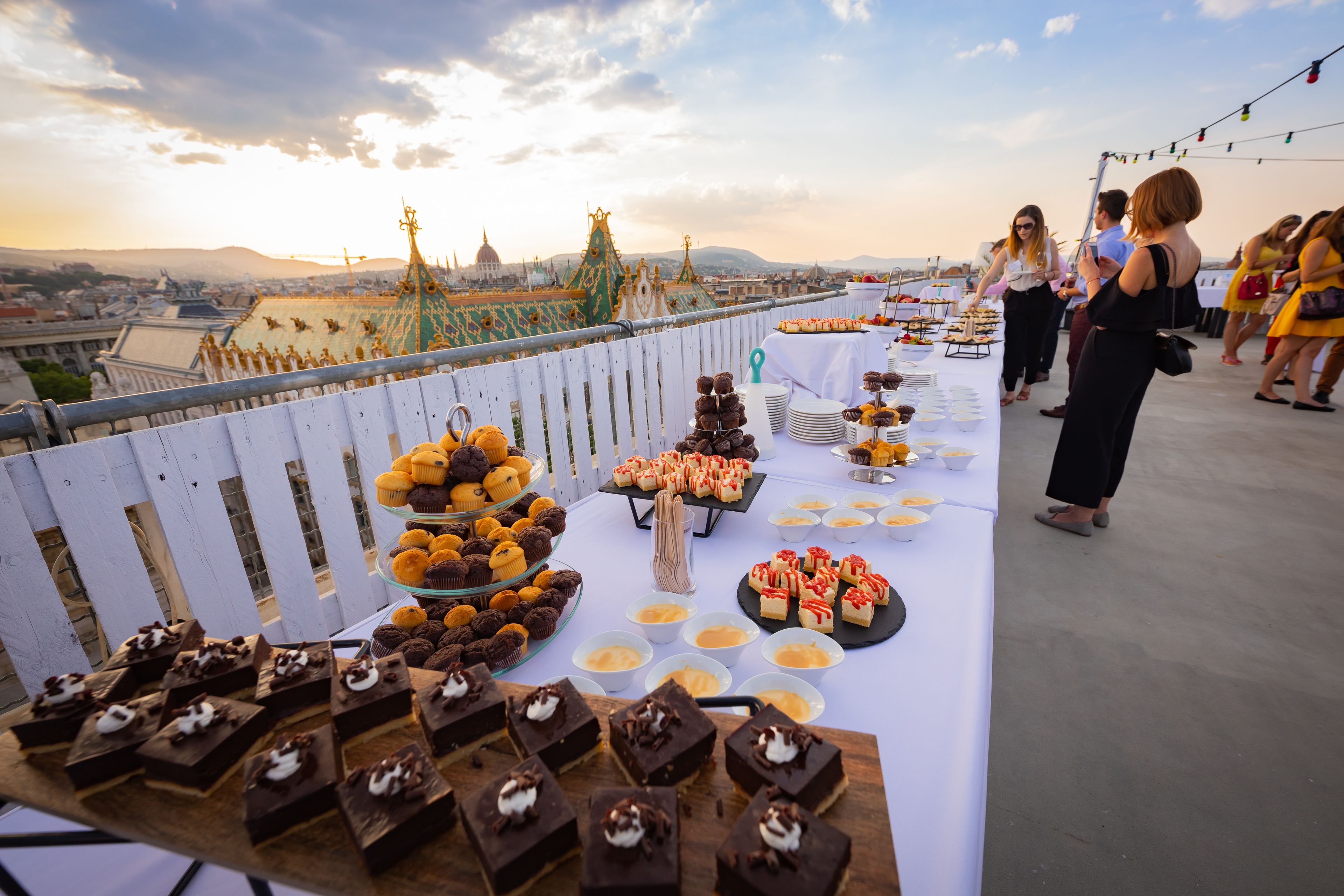 2 restauranter, frokost, lunsj og middag serveres, internasjonale retter