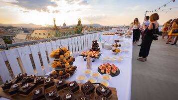 2 restaurantes, se sirven desayunos, comidas y cocina internacional