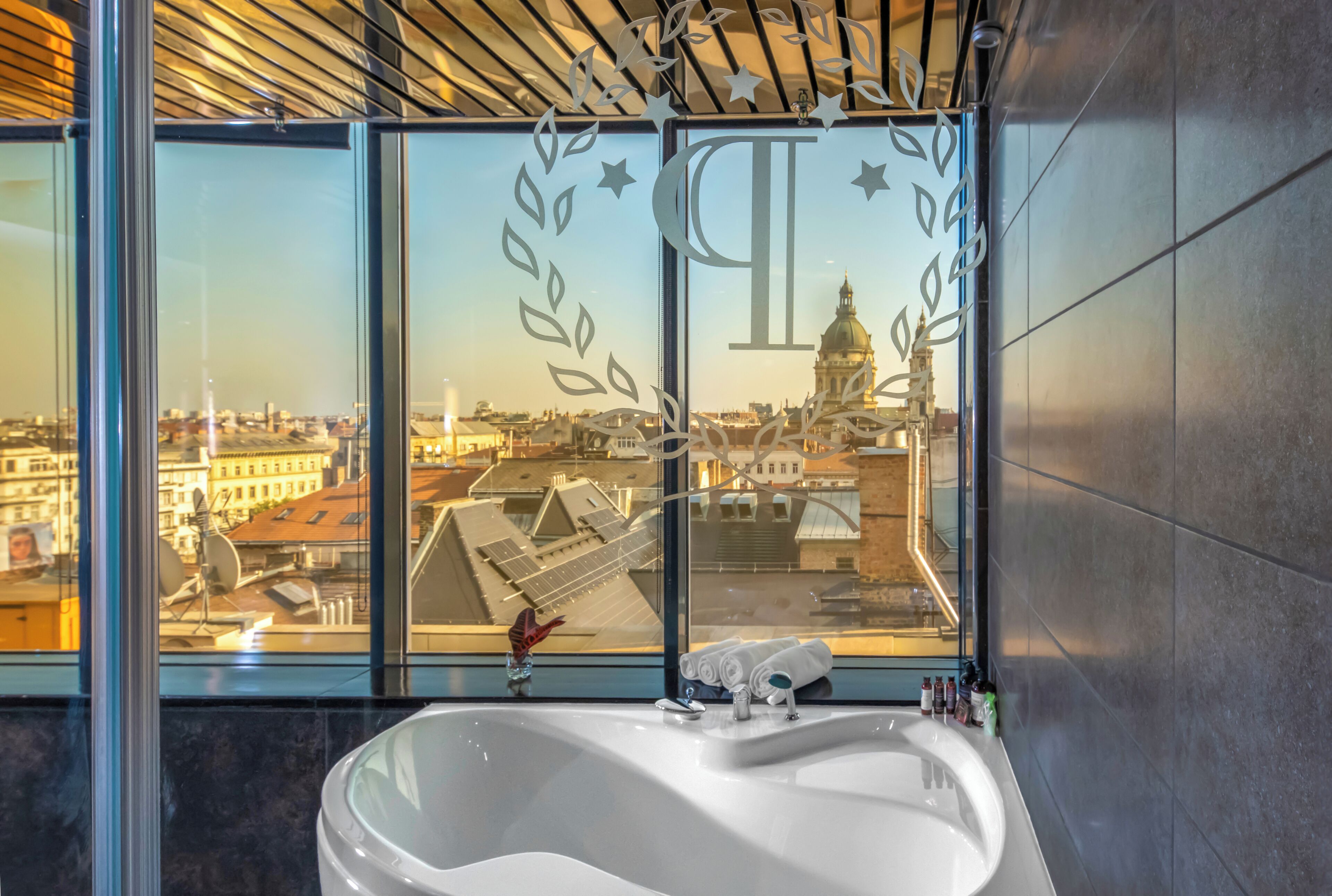 grand studio suite | 1 bedroom, hypo-allergenic bedding, in-room safe, desk