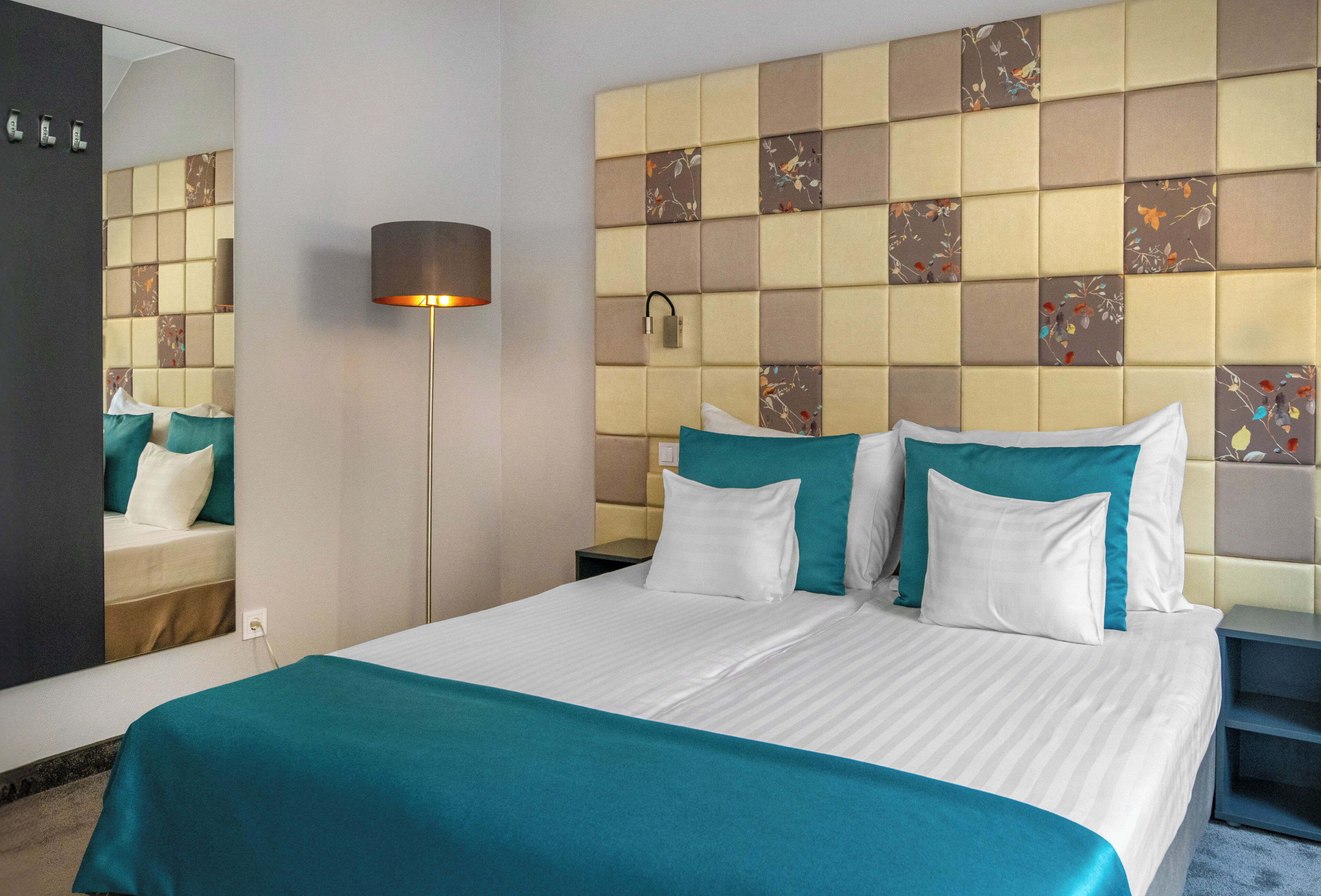 Allergiatestatut vuodevaatteet, tallelokero huoneessa, työpöytä