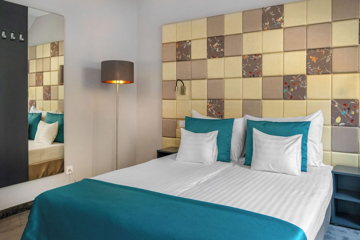 Hypo-allergenic bedding, in-room safe, desk, soundproofing