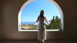 Minibar, caja fuerte, sistema de insonorización y wifi gratis